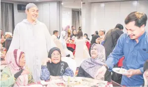  ?? ?? SANTUNI: Fazzrudin beramah mesra dengan para ibu bapa, guru dan anak-anak sekolah dari PPKI SMK Matang Hilir malam kelmarin.