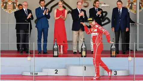  ?? Foto: Pascal Guyot, afp ?? Charlène Grimaldi ist seit ihrer Hochzeit mit Albert (rechts von ihr) Fürstin von Monaco. Auf Wohltätigk­eitsverans­taltungen musste sie schon mit reichlich untalentie­rten Tän zern schunkeln. Sie dürfte trotzdem froh gewesen sein, dass Sebastian Vettel...