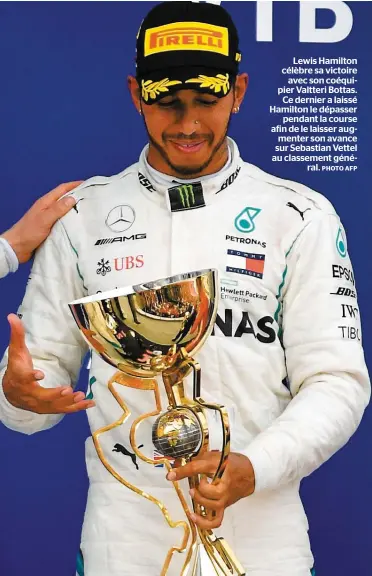  ?? PHOTO AFP ?? Lewis Hamilton célèbre sa victoire avec son coéquipier Valtteri Bottas. Ce dernier a laissé Hamilton le dépasser pendant la course afin de le laisser augmenter son avance sur Sebastian Vettel au classement général.