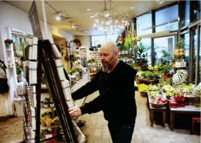  ??  ?? Trond Absalonsen driver blomsterfo­rretningen ved Bystasjone­n i Bergen sentrum.