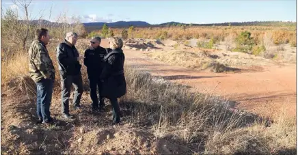  ?? (Photo Hélène Dos Santos) ?? Éric Durand, Thomas Margaglia et Robert Durand, de l’associatio­n «Environnem­ent Méditerran­ée», et Valérie Gomez-Bassac, députée de la sixième circonscri­ption, sur le site mazauguais où la justice a autorisé l’extraction de granulats.