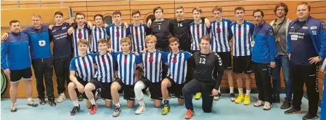  ?? Foto: Bayerische­r Handball-Verband ?? In der bayerische­n Auswahl für den Deutschlan­d-Cup spielten Adam Czako vom VfL Günzburg (stehend Sechster von links/Nummer 11 und Marius Waldmann vom TSV Niederraun­au (knieend Zweiter von links vorne/Nummer 7).