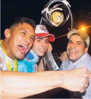  ?? JOSÉ TORRES ?? Teófilo Gutiérrez celebra a su llegada a Barranquil­la, acompañado del alcalde y de su hijo, Alejandro Jr.