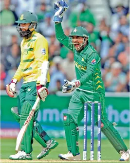  ?? — AP ?? Pakistan skipper Sarfraz Ahmed (right) exults after spinner Imad Wasim dismissed Hashim Amla on Wednesday.