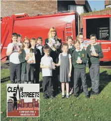  ??  ?? Broadway School pupils with their recycling prizes and Coun Amy Wilson.