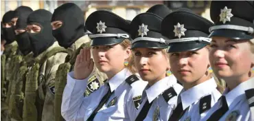  ?? Foto: AFP/Sergei Supinsky ?? Ukrainisch­e Polizisten feierten mit und Polizistin­nen ohne Sturmhaube den 1. Jahrestag am 4. August.