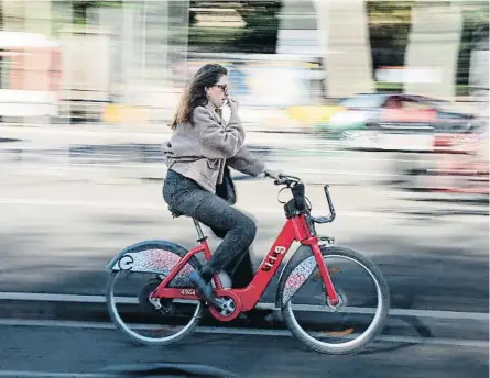  ?? Marti Gelabert ?? Una usuaria, en una de las bicis eléctricas del Bicing