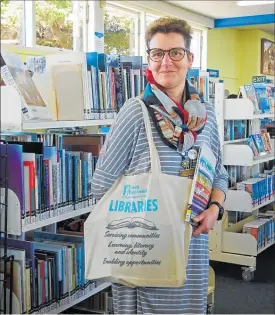  ?? PICTURE / FNDC ?? Senior librarian Sabine Weber-Beard modelling the organic cotton bag that borrowers are encouraged to use.