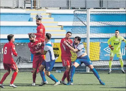  ?? FOTO: PEP MORATA ?? Empate El duelo entre los dos primeros del subgrupo 5A fue muy competido y se saldó con tablas en el marcador