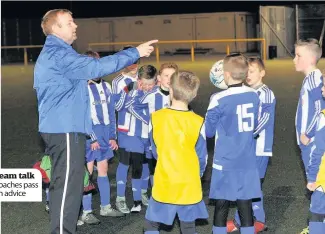  ??  ?? Team talk Coaches pass on advice