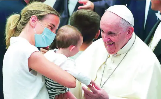  ?? AP ?? El Pontífice forma parte de la campaña global «De ti depende» para inspirar confianza en los sueros contra la covid