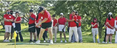  ?? ?? A Suntrust employee plays golf during the company’s 25th anniversar­y celebratio­n.