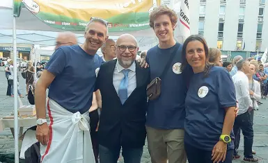  ??  ?? Alcuni attivisti del meet up Cinque Stelle di Pisa con il sindaco di Livorno Filippo Nogarin, in una foto del giugno 2017 Oltre i campanili