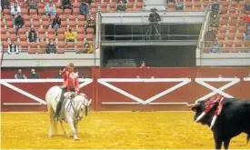  ??  ?? Pablo se adorna con ‘Corsario’ ante el tercer toro, el mejor de la corrida.