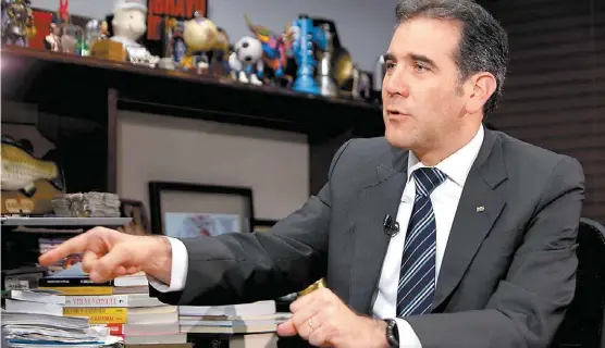  ?? MARTÍN SALAS ?? El consejero presidente del INE en conversaci­ón con Carlos Marín para el programa El asalto a la razón, de MILENIO Televisión.