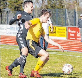  ?? FOTO: ROLF SCHULTES ?? Die SG Aulendorf (rechts Janik Vogt) hat in der Fußball-Bezirkslig­a ein weiteres schwierige­s Spiel. Nach der Partie gegen den SV Seibranz (links Kevin Kaufmann) geht es am Sonntag zur SG Argental.