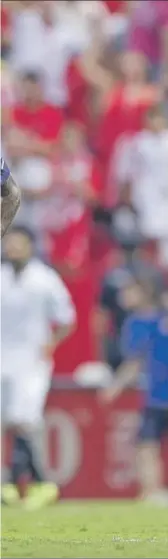  ?? GONZALO ARROYO MORENO / GETTY ?? Decepción. El uruguayo Luis Suárez pone cara de rabia y el brasileño Neymar se tapa el rostro tras el primer gol del Sevilla, ayer durante el encuentro disputado en el Sánchez Pizjuán