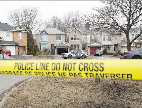  ?? WAYNE CUDDINGTON ?? A man was stabbed as he and an accomplice tried to force their way into this house on Covington Place in Centrepoin­te, police say.