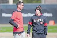  ?? JEFF CHIU/AP PHOTO ?? San Francisco 49ers head coach Kyle Shanahan, left, talks with assistant coach Mike LaFleur during practice at the team’s training facility in Santa Clara, Calif., on Jan. 23. The 49ers will face the Kansas City Chiefs in Super Bowl 54.