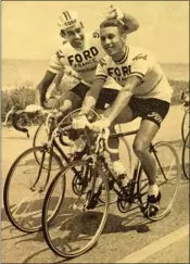  ??  ?? Vincent Denson (tv.) kørte i knap tre år sammen med den franske stjerne Jacques Anquetil.
Foto: Privat
