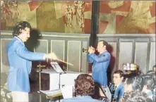  ??  ?? Avec son ami Lucien Ertzscheid en concert à l’Eglise Saint Vincent