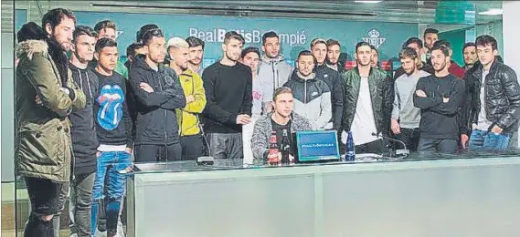  ??  ?? Los jugadores del Real Betis, con el capitán Joaquín de portavoz, leyeron un comunicado de apoyo al delantero ucraniano Roman Zozulya en la sala de prensa del Benito Villamarín