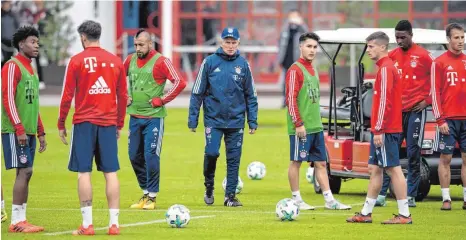  ?? FOTO: DPA ?? Jupp Heynckes, laut Karl-Heinz Rummenigge ab sofort der „Chef der Boyband“, bei seinem ersten Training als neuer, alter Bayerntrai­ner.