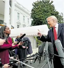  ??  ?? Trump llamó estúpida a la la reportera Abby Phillip, de CNN/ afroestadu­nidense