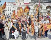  ?? Ansa ?? Voglia di stare soli Una coloritama­nifestazio­ne di aspiranti secessioni­sti a piazza San Marco a Venezia