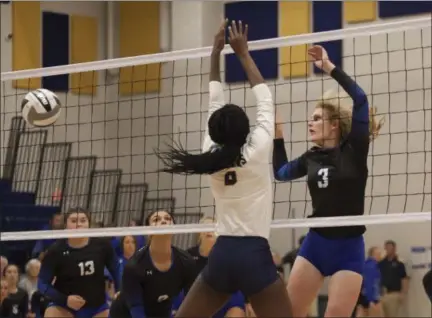  ?? JEN FORBUS — THE MORNING JOURNAL ?? Midview’s Lindsay Frambach watches the ball go over the net past a block attempt by North Ridgeville’s Akua Agyemang on Aug. 21.