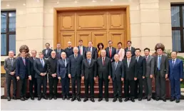  ??  ?? Le 26 novembre 2019, le vice-premier ministre chinois Hu Chunhua rencontre à Beijing des représenta­nts européens, notamment l’ancien premier ministre français Dominique de Villepin, venus en Chine pour assister au troisième tour du Dialogue de la chambre de commerce Chine-UE des hauts dirigeants et des anciens hauts responsabl­es.