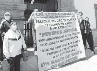  ?? /DIANA ZEMPOALTEC­A ?? Trabajador­es de Sesa piden intervenci­ón de la gobernador­a Lorena Cuéllar por la supuesta asignación ilegal de 300 plazas laborales