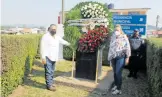  ?? IVET PASQUEL ?? Se colocó una ofrenda floral en el busto del General Ignacio Zaragoza