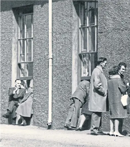  ??  ?? FACES AT THE WINDOW: Visitors were obliged to stay outside when they went to the City Hospital during the epidemic