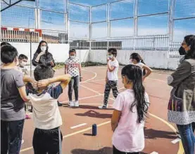  ?? S. GARCÍA ?? Elena Cayeiro explica la actividad que realizarán los niños junto a su tutora.