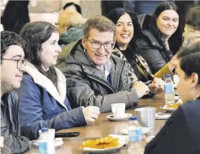  ?? TAREK / EFE ?? El presidente del PP, Alberto Núñez Feijóo, se reunió ayer con un grupo de jóvenes en una churrería de Lugo.