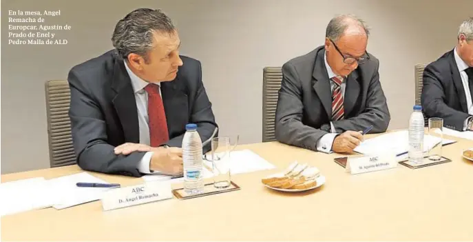  ??  ?? En la mesa, Angel Remacha de Europcar, Agustín de Prado de Enel y Pedro Malla de ALD