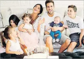  ?? INSTAGRAM ?? Lia (delante), Maria, Daniella con Capri, Cesc con Leo y Joseph