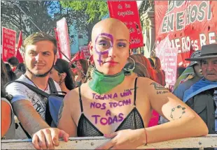  ?? EDUARDO LERKE ?? ELLAS. Se alzan desde el fondo del mar como un tsunami que voltea prejuicios.