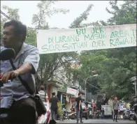  ?? HARITSAH ALMUDATSIR/JAWA POS ?? JANGAN MASUK: Spanduk penolakan terhadap rider Go-Jek terpasang di kawasan Rawajati, Pancoran, Jakarta Selatan.