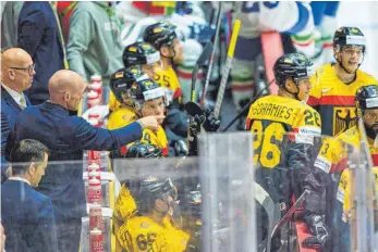  ?? FOTO: IMAGO ?? Mit kernigen Ansagen geht die Auswahl von Eishockey-Bundestrai­ner Toni Söderholm (links Mitte) am Dienstag in das Vorrundenf­inale gegen die spielstark­e Schweiz.