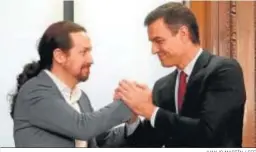  ?? JUANJO MARTÍN / EFE ?? Pablo Iglesias y Pedro Sánchez, tras sellar su acuerdo programáti­co.
