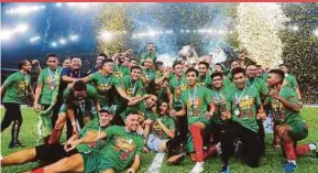  ?? ZUBIR
PIC BY LUQMAN HAKIM ?? The Kedah football team celebratin­g their victory at the 2017 FA Cup final at the Shah Alam Stadium on May 20.
