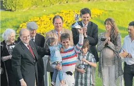  ?? S. BOEMO ?? Se mira y no se toca. Cabrera levanta la copa y el resto aplaude.