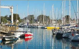  ??  ?? Grâce au boîtier Wooboat installé sur notre First 210, nous avons toujours un oeil sur lui. Une installati­on complète permet également d’allumer les feux ou de lancer la pompe de cale à distance.