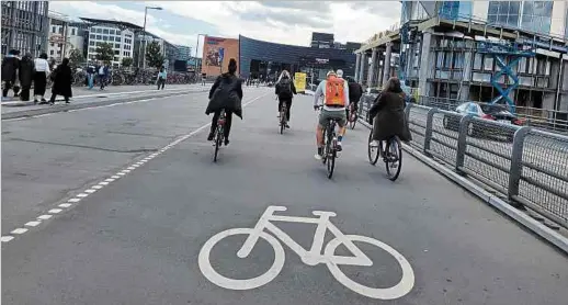  ?? Fotos: Michael Merten ?? Schnell, bequem und vor allem sicher: So lässt es sich auf den Radschnell­wegen radeln.