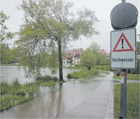  ?? ARCHIVFOTO: WOLFGANG HEYER ?? Hochwasser: In den vergangene­n Jahren ist das Wasser des Stadtsees immer wieder mal über die Ufer getreten und hat den Uferweg geflutet.