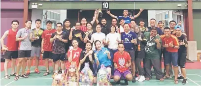  ??  ?? CERIA: Pemenang dan peserta bersama ahli-ahli jawatankua­sa penganjur pertanding­an badminton Kolej IBS di Miri.