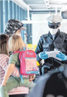  ?? FOTO: BORIS ROESSLER/DPA ?? Die Bundespoli­zei kontrollie­rt Reisende, die zuvor mit einem Flug aus Palma de Mallorca nach Deutschlan­d zurückgeke­hrt waren.