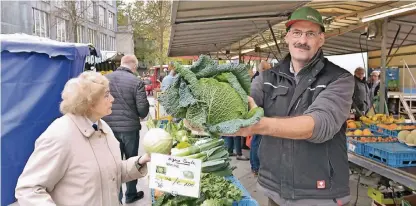  ?? NGZ-FOTO: LB ?? Gemüse ist bei den Kaarstern angesagt. Hier verkauft Thomas Knoch an seinem Stand frische Ware.